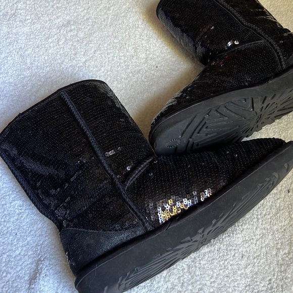 UGG Classic Short Sequin Boot - Picture 16 of 16
